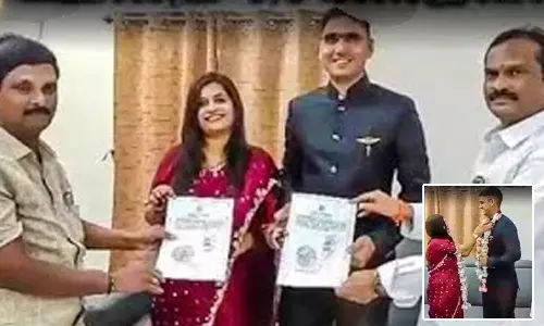 பெண் இணை கலெக்டர், பயிற்சி ஐ.பி.எஸ். அதிகாரி காதல் திருமணம்- கலெக்டர் அலுவலகத்தில் மாலை மாற்றி கொண்டனர்