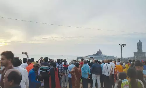 கன்னியாகுமரி கடற்கரையில் சூரிய உதயம் காண திரண்ட சுற்றுலா பயணிகள்