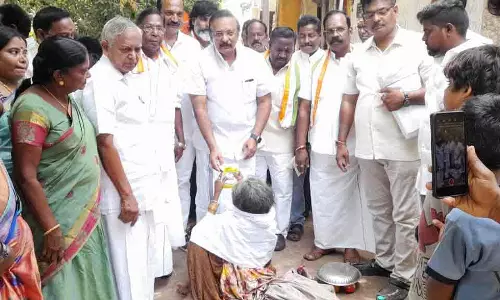 நரிக்குறவர்களுக்கு கதர் ஆடை வழங்கிய காங்கிரஸ்