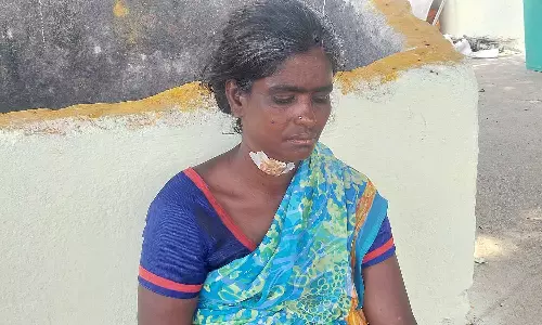 திருவள்ளூர் ரெயில் நிலையத்தில் பெண் பூவியாபாரியின் கழுத்தை அறுத்த வாலிபரால் பரபரப்பு