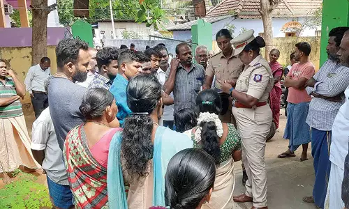 அரசு பள்ளியில் மாணவிகளுக்கு பாலியல் தொல்லை கொடுத்த ஆசிரியர்- பள்ளியை பெற்றோர் முற்றுகையிட்டதால் பரபரப்பு