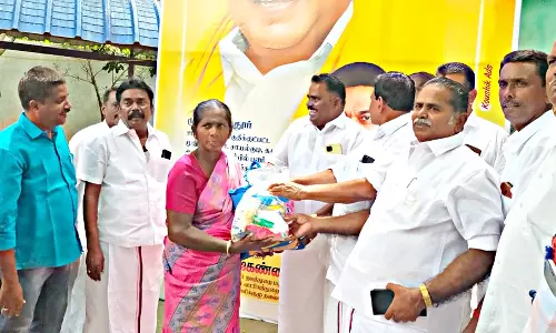 தூய்மை பணியாளர்கள், செவிலியர்களுக்கு நலத்திட்ட உதவிகள்