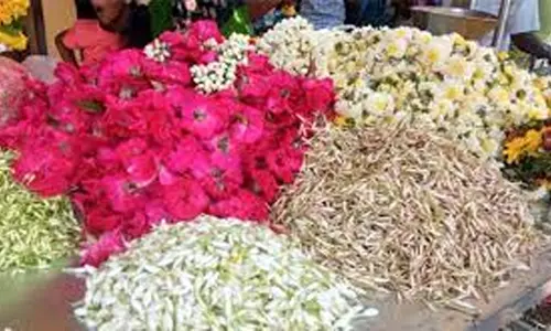 ஆடிமாதம் என்பதால் முக்கிய நிகழ்ச்சிகள் இல்லாததால்பூக்களின் விலை குறைந்தது