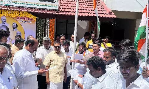 63-வது தொடக்க நாள் விழாவில் இளைஞர் காங்கிரசார் கொண்டாட்டம்