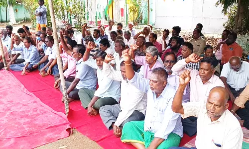 கூட்டுறவு சர்க்கரை ஆலை நிரந்தர தொழிலாளர்கள் உண்ணாவிரத போராட்டம்