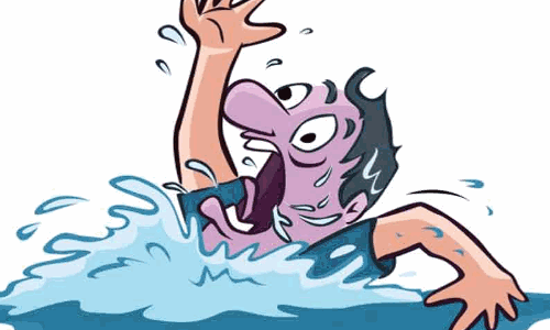 போலீசிடம் இருந்து தப்பிக்க ஆற்றில் குதித்த வாலிபர்கள்