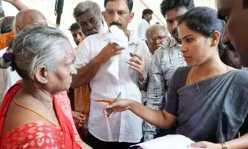 திருவொற்றியூர் மண்டல அலுவலகத்தில் மக்களை தேடி திட்டம்: பொதுமக்களின் கோரிக்கை மனுக்களை மேயா் பிரியா பெற்றார்