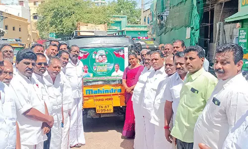 மதுரை அ.தி.மு.க. மாநாட்டிற்கு ஆட்டோக்களில் ஸ்டிக்கர் ஒட்டும் பணி - முன்னாள் அமைச்சர் ராஜலெட்சுமி தொடங்கி வைத்தார்