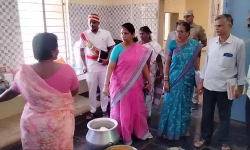 மொரப்பூரில்  அரசு மகளிர் விடுதியில் கலெக்டர் திடீர் ஆய்வு