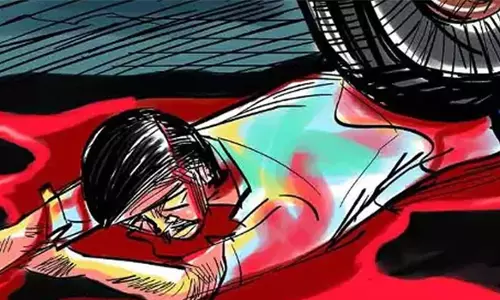 மோட்டார் சைக்கிள் மீது டிராக்டர் மோதி வாலிபர் சாவு