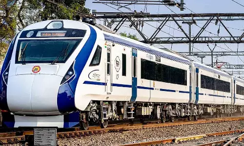 வந்தே பாரத் ரெயிலில் டிக்கெட் இல்லாமல் சென்ற பயணி: கழிவறைக்குள் சிகரெட்டை பற்ற வைத்ததால் பீதி