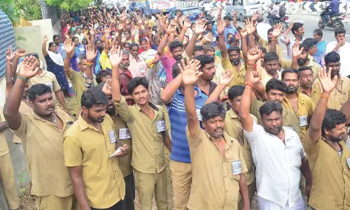 கோவை மாநகராட்சி தூய்மை பணியாளர்கள் காத்திருப்பு போராட்டம்