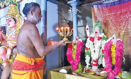 சிக்கல் சிங்கார வேலன் கோவிலில் முருகப்பெருமானுக்கு சிறப்பு அபிஷேகம்