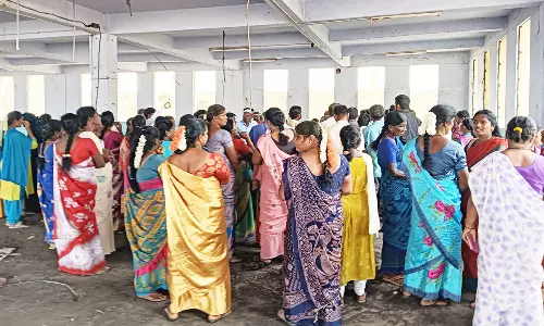 ஆம்பூர் தோல் தொழிற்சாலையில் தொழிலாளர்கள் போராட்டம்