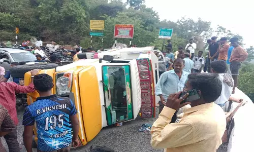 கொண்டை ஊசி வளைவில் மினி லாரி கவிழ்ந்து 20 பேர் படுகாயம்