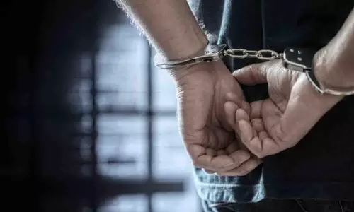 தொழிலாளியை கல்லால் தாக்கிய வாலிபர் கைது