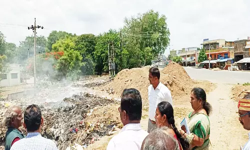 குப்பைகளை அகற்றாத ஊராட்சி செயலாளர் மீது நடவடிக்கை