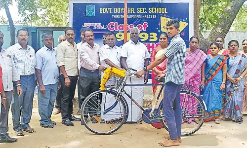 அரசு பள்ளியில் மாணவர்களுக்கு விலையில்லா சைக்கிள்