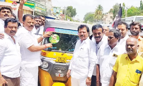 ஓசூரில், ஆட்டோக்களில் ஸ்டிக்கர் ஒட்டி பொதுமக்களுக்கு, முன்னாள் அமைச்சர் அழைப்பு