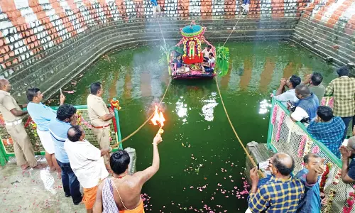 தருமபுரி குமாரசாமிப்பேட்டை சிவசுப்பிரமணிய சாமி கோவிலில் தெப்ப உற்சவம்