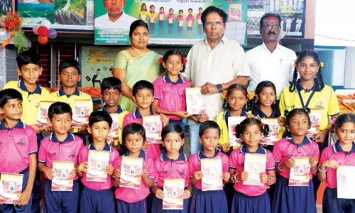 உம்மியம்பட்டி அரசு நடுநிலைப்பள்ளிக்கு ரூ.1.60 லட்சம் மதிப்பில் விளையாட்டு சீருடைகள்