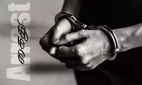 ஈரோட்டில் மது விற்ற 2 பேர் கைது