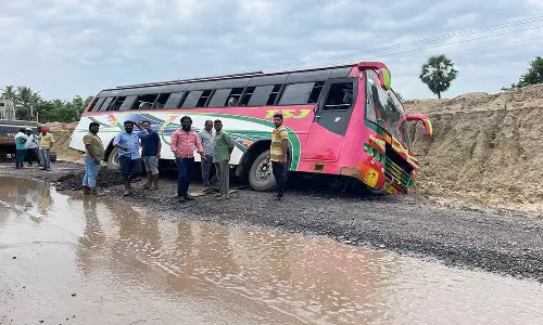 மந்தமாக நடைபெறும் சாலை விரிவாக்க பணி :மழையால் சாலை ஓரம் கவிழ்ந்த சுற்றுலா பஸ்