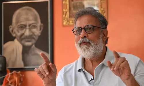 வெள்ளையனே வெளியேறு இயக்க நினைவு நாளில் மகாத்மா காந்தியின் கொள்ளுப்பேரனை கைது செய்த போலீஸ்