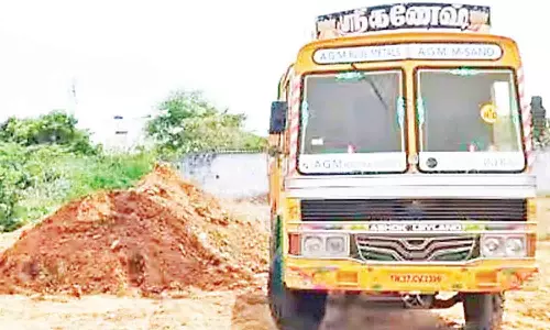 மணல் அள்ளிய லாரி சிறைப்பிடிப்பு