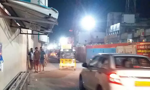 மெட்ரோ ரெயில் பணிக்கு பஸ்நிறுத்தம் அகற்றப்பட்டதால் பயணிகள் அவதி