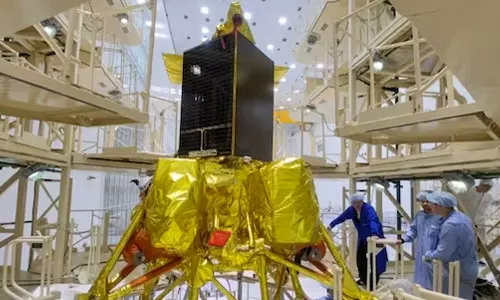 தென் துருவத்தை ஆராய நிலவுக்கு லூனா-25 விண்கலத்தை ரஷியா நாளை ஏவுகிறது