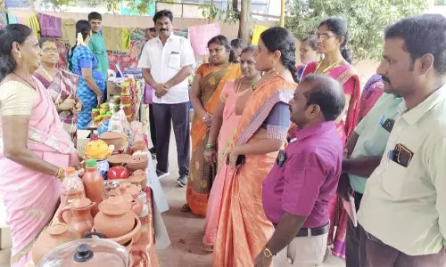 பெரியபாளையத்தில் ஆடித்திருவிழா: மகளிர் சுய உதவிக் குழுக்களின் உற்பத்தி பொருட்கள் கண்காட்சி