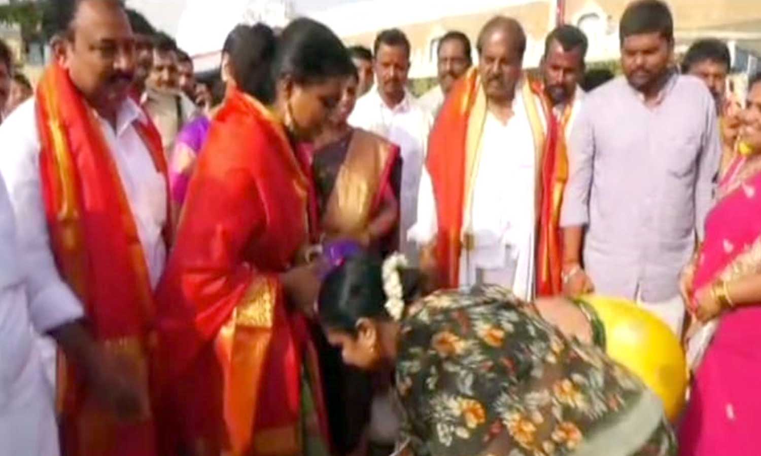 திருப்பதி ஏழுமலையான் கோவில் அருகே அமைச்சர் ரோஜா காலில் விழுந்து வணங்கிய மூதாட்டிகள்- புதிய சர்ச்சையால் பரபரப்பு