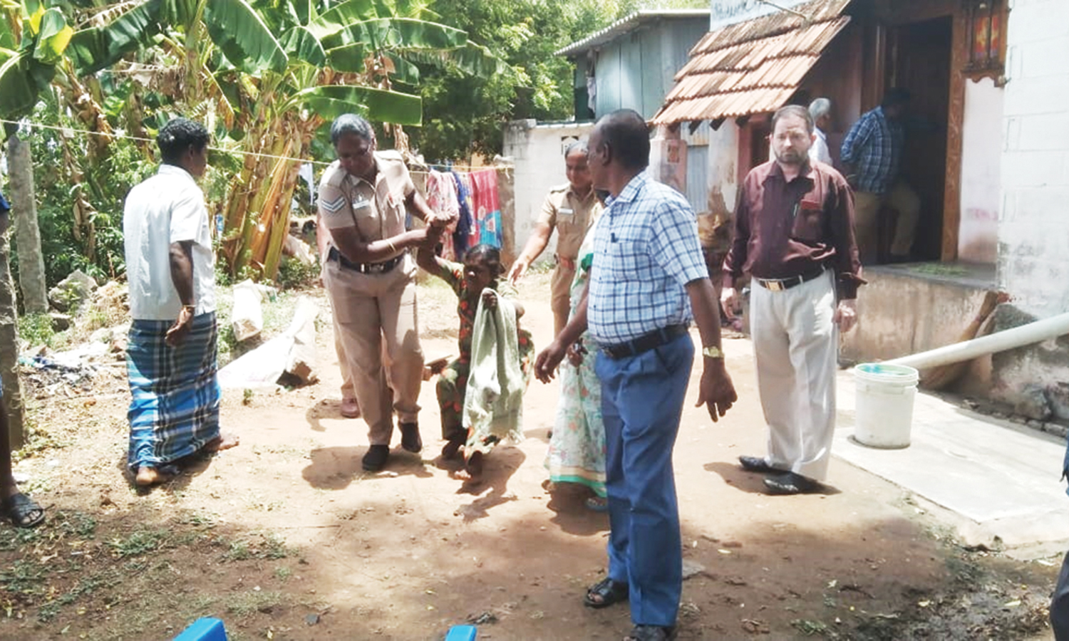 நிலக்கோட்டை அருகே குழந்தைகளுக்கு உணவு கொடுக்காமல் சித்ரவதை செய்த தந்தை
