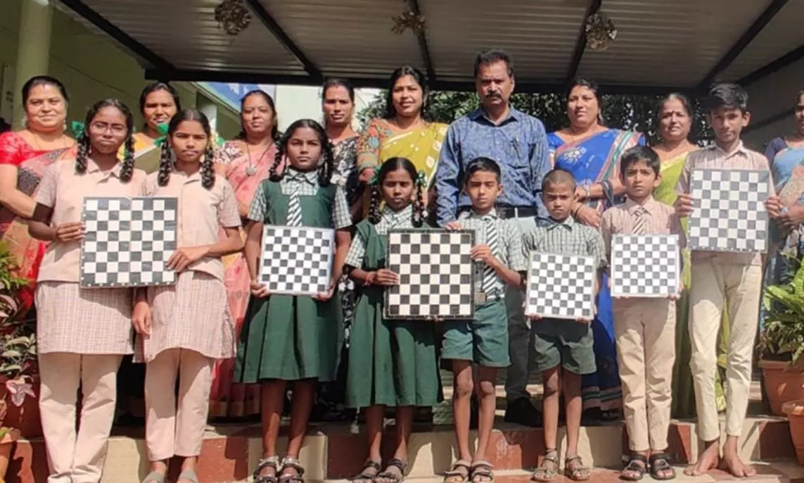 ஓசூர் பேடரப்பள்ளி அரசு பள்ளியில் சதுரங்கப்போட்டியில் வெற்றி பெற்ற மாணவ, மாணவியர்களுக்கு பாராட்டு