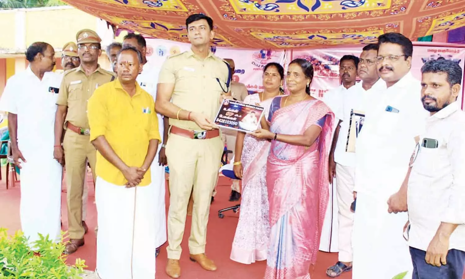 பள்ளி மாணவர்களுக்கு விழிப்புணர்வு கையேடு வழங்கல் பள்ளி மாணவர்களுக்கு விழிப்புணர்வு கையேடு வழங்கல்