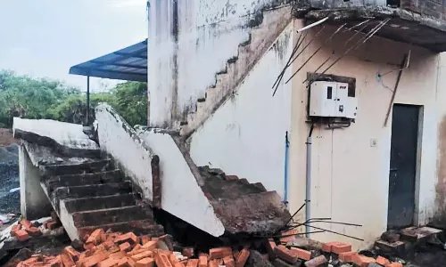 மழைக்கு ஒதுங்கியபோது சோகம்- மாடி படிக்கட்டு இடிந்து விழுந்து 2 கல்லூரி மாணவர்கள் பலி