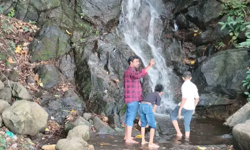 சேலம் மாவட்டத்தில் மழை நீடிப்பு- ஏற்காட்டில் கடும் குளிர், பனி மூட்டத்தால் மக்கள் தவிப்பு