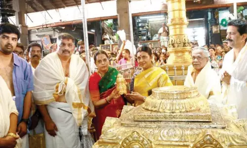 குருவாயூர் கிருஷ்ணன் கோவிலுக்கு ரூ.14 லட்சம் மதிப்புள்ள தங்க கிரீடம் வழங்கிய துர்கா ஸ்டாலின்