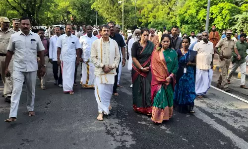 திருவண்ணாமலையில் கவர்னர் ஆர்.என்.ரவி கிரிவலம்- அருணாசலேஸ்வரர் கோவிலில் தரிசனம் செய்தார்