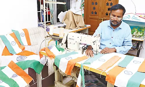 திருப்பூரில் சூடு பிடிக்கும் தேசிய கொடிகள் விற்பனை- வீடுகளில் ஏற்ற ஆர்வமுடன் வாங்கும் பொதுமக்கள்