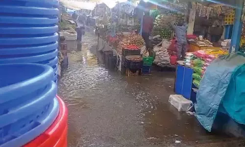 நீலகிரியில் கொட்டி தீர்த்த கனமழை- ஊட்டி மார்க்கெட்டுக்குள் மழைநீர் புகுந்ததால் வியாபாரிகள் அவதி