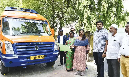 தேனி மாவட்டத்தில் சாலையோர உணவுகளை ஆய்வு செய்ய பகுப்பாய்வு வாகனம் - கலெக்டர் தொடங்கி வைத்தார்