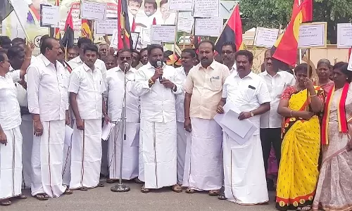 பல்வேறு கோரிக்கைகளை வலியுறுத்தி கரூரில் தே.மு.தி.க.வினர் ஆர்ப்பாட்டம்