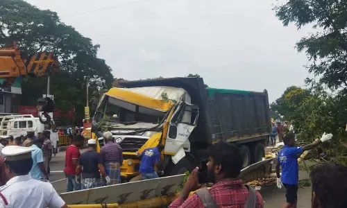 மறைமலைநகரில் மோட்டார் சைக்கிள்கள் மீது லாரி மோதி 4 பேர் பலி