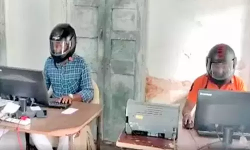 மேற்கூரையால் உயிருக்கு ஆபத்து? ஹெல்மெட் அணிந்து பணியாற்றும் அரசு ஊழியர்கள்