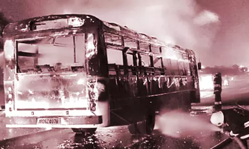 புழல் அருகே ஆந்திரா அரசு பஸ் தீப்பிடித்து எரிந்தது: 30 பயணிகள் உயிர் தப்பினர்