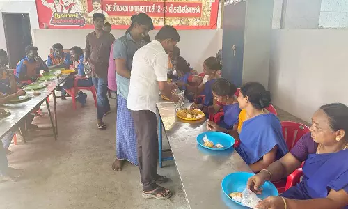 இட்லி, தோசை, பொங்கல், வடையுடன் கவனிப்பு- துப்புரவு பணியாளர்களுக்கு தினமும் உணவு வழங்கும் கவுன்சிலர்