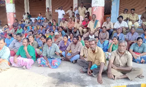 தாராபுரம்-பல்லடத்தில் தூய்மை பணியாளர்கள் வேலைநிறுத்தம்: மலை போல் குவிந்து கிடக்கும் குப்பைகள்