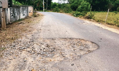 வாழப்பாடி அருகே பழுதடைந்து கிடக்கும் கொட்டவாடி சாலை புதுப்பிக்கப்படுமா?